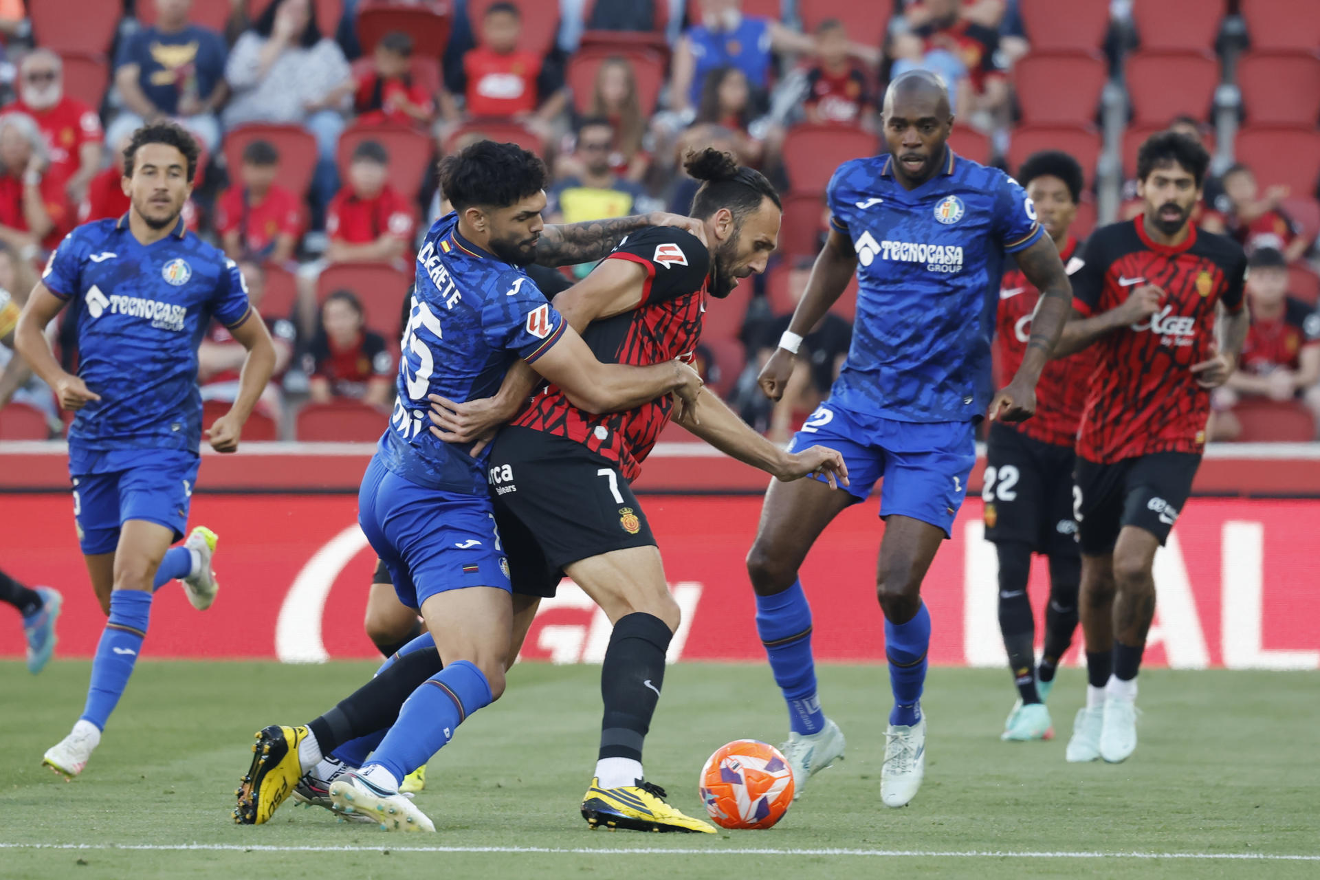 El delantero del Mallorca Vedat Muriqi (c) disputa un balón con el defensa del Getafe Omar Alderete (i) durante el encuentro de LaLiga entre RCD Mallorca y Getafe CF disputado en el estadio Son Moix de Palma de Mallorca. EFE/ Cati Cladera