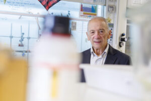 Luis Oro, catedrático de Química Inorgánica por la Universidad de Zaragoza, ha dialogado con EFE con motivo de la concesión de la Medalla Echegaray, el mayor galardón científico concedido por la Real Academia de Ciencias, que el zaragozano recibirá en Madrid el próximo 28 de mayo, y ha mostrado su apoyo al uso de la energía nuclear de manera "moderada" como complemento para estabilizar la industria energética en el futuro. EFE/Javier Cebollada