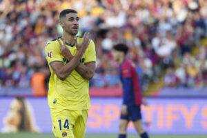 El centrocampista del Villarreal Santi Comesaña celebra el segundo gol de su equipo durante el encuentro de la jornada 37 de LaLiga entre FC Barcelona y Villarreal CF disputado en el Estadio Olímpico de Montjuic. EFE/ Toni Albir