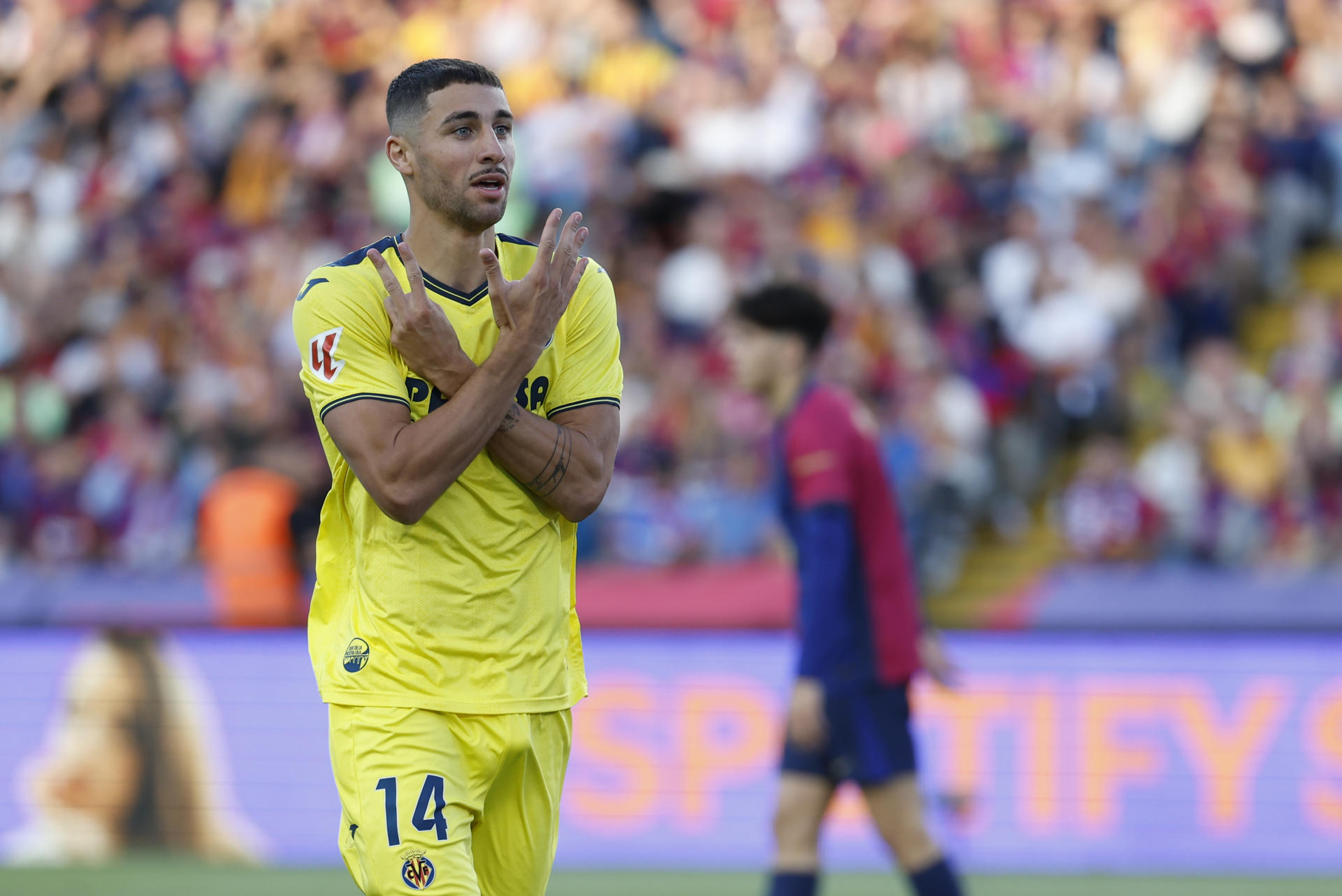 El centrocampista del Villarreal Santi Comesaña celebra el segundo gol de su equipo durante el encuentro de la jornada 37 de LaLiga entre FC Barcelona y Villarreal CF disputado en el Estadio Olímpico de Montjuic. EFE/ Toni Albir