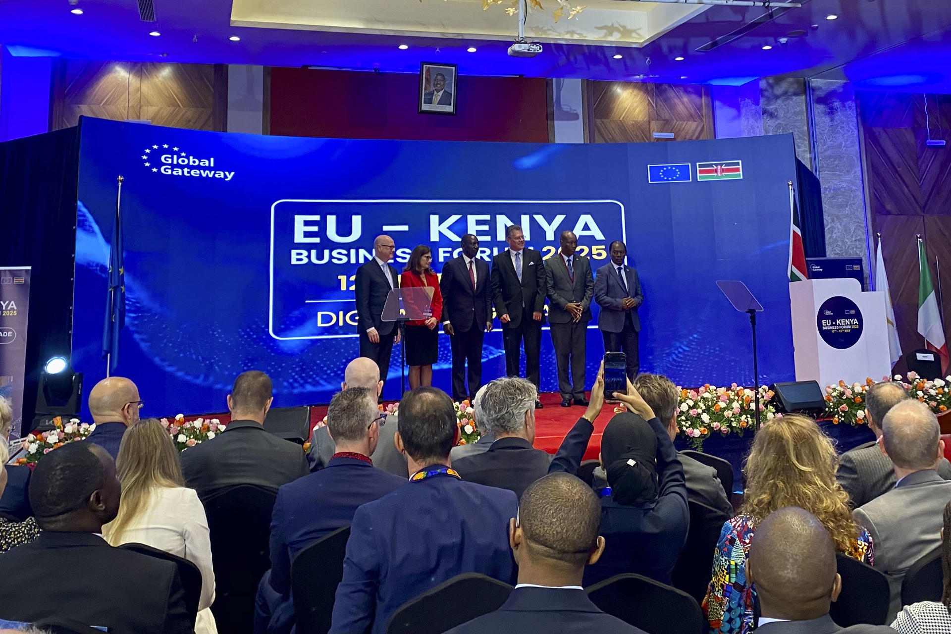 (De izq a der) El vicepresidente del Banco Europeo de Inversiones, Thomas Ostros; la embajadora de la UE en Kenia, Henriette Geiger; el presidente de Kenia, William Ruto; el comisario europeo de Comercio, Maros Sefcovic, y el ministro keniano de Inversiones, Comercio e Industria, Lee Kinyanjui, duarnte su participación en la segunda edición del Foro de Negocios UE-Kenia este lunes en Nairobi. EFE/ Paula García