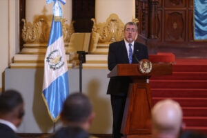 El presidente de Guatemala, Bernardo Arévalo de León, habla durante la firma de un acuerdo este jueves, en Ciudad de Guatemala (Guatemala). EFE/ Mariano Macz