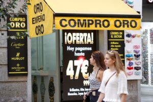 Imagen de archivo de un negocio de compra de oro en Madrid. EFE/Chema Moya