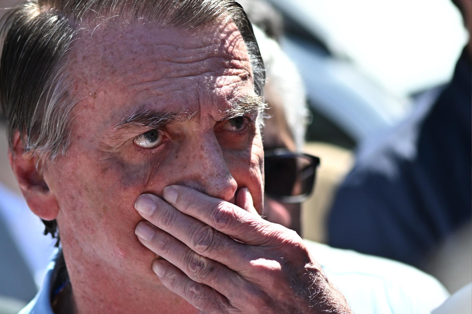 El expresidente de Brasil Jair Bolsonaro a su salida del hospital de Brasilia el 4 de mayo de 2025. EFE/ Andre Borges