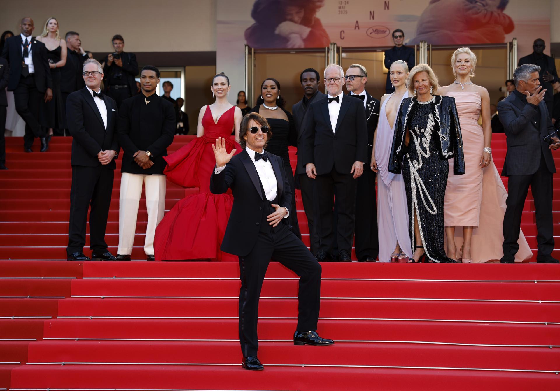 (De izquierda a derecha) Eddie Hamilton, Greg Tarzan Davis, Hayley Atwell, Tom Cruise (al frente), Angela Bassett, Tramell Tillman, el director del festival Thierry Fremaux, Simon Pegg, Pom Klementieff, la presidenta de Cannes Iris Knobloch, Hannah Waddingham y Esai Morales asisten al estreno de 'Misión: Imposible - La Sentencia Final' durante el 78º Festival de Cine de Cannes, en Cannes, Francia, el 14 de mayo de 2025. El festival de cine se celebra del 13 al 24 de mayo de 2025. (Cine, Francia) EFE/EPA/GUILLAUME HORCAJUELO