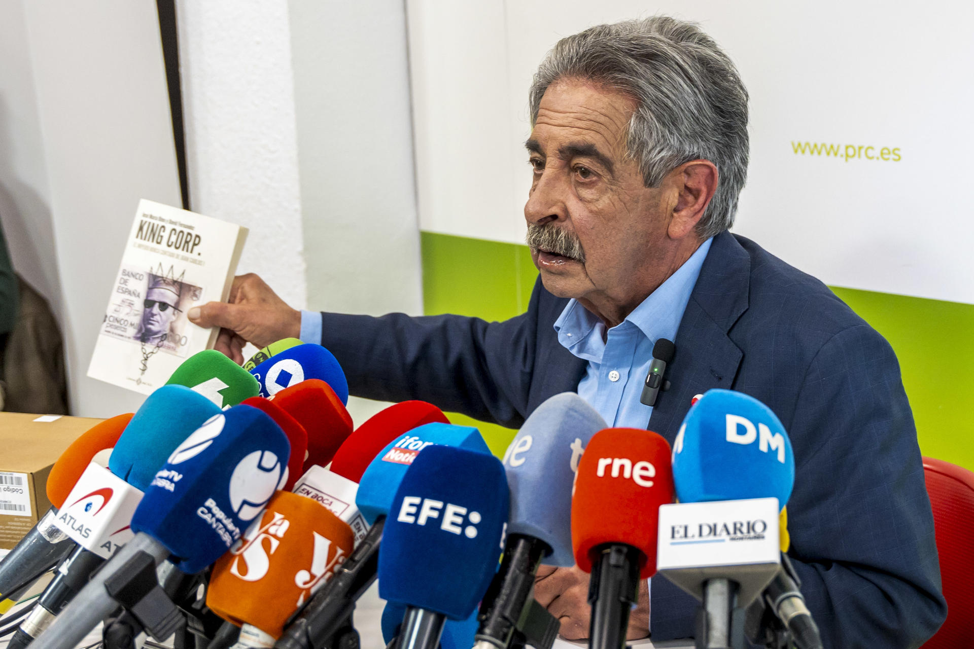 El secretario general del PRC y expresidente de Cantabria Miguel Angel Revilla comparece ante los medios de comunicación tras conocerse que el rey Juan Carlos de Borbón le ha demandado por derecho al honor por las "expresiones calumniosas e injuriosas". EFE/ Román G. Aguilera