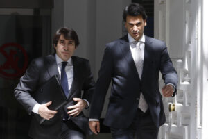 Alberto González Amador (d), pareja de la presidenta de la Comunidad de Madrid y autor de la denuncia que originó la investigación contra el fiscal general del Estado, Álvaro García Ortiz, por supuesta revelación de secretos, a su salida del Tribunal Supremo donde ha testificado ante el juez este viernes. EFE/ Juan Carlos Hidalgo