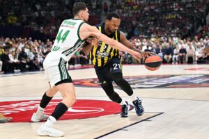Devon Hall (d), del Fenerbahce, en acción ante el Panathinaikos (C) durante el partido de semifinales de la Final Four de la Euroliga de Baloncesto entre su equipo y el Panathinaikos. EFE/EPA/RYAN LIM