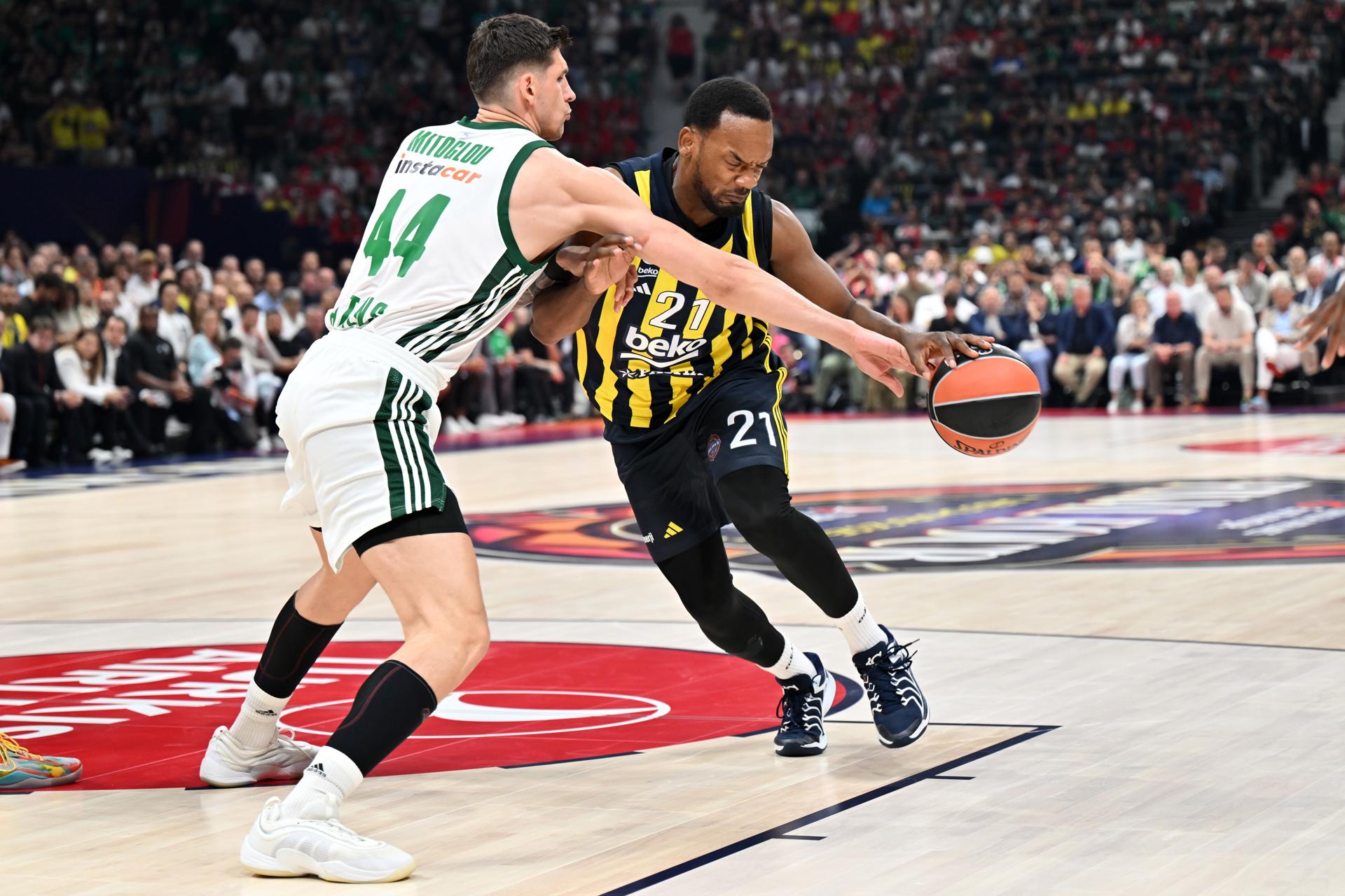 Devon Hall (d), del Fenerbahce, en acción ante el Panathinaikos (C) durante el partido de semifinales de la Final Four de la Euroliga de Baloncesto entre su equipo y el Panathinaikos. EFE/EPA/RYAN LIM