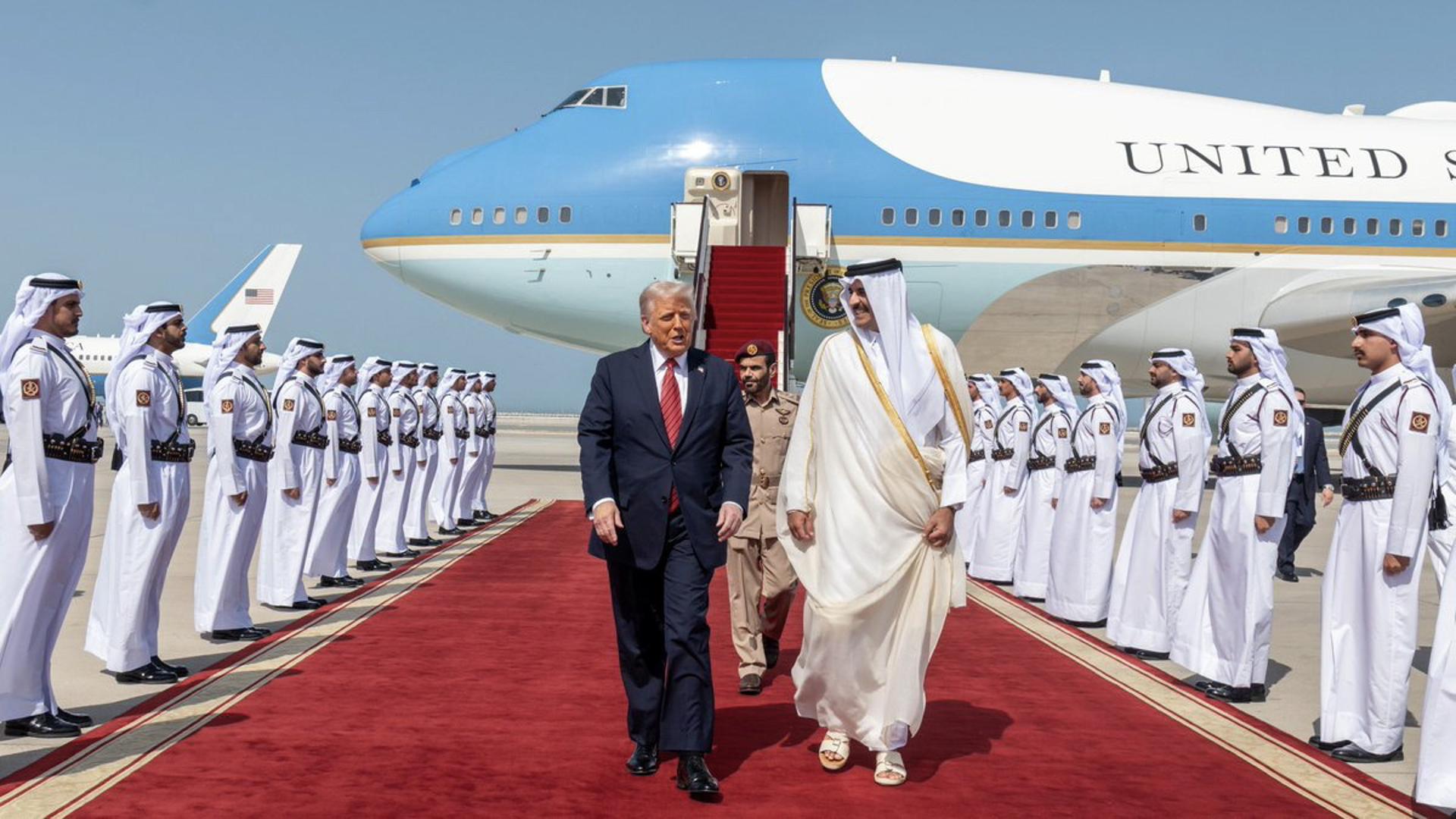 Fotografía facilitada por la Agencia de Noticias de Qatar muestra al emir de Qatar, el jeque Tamim bin Hamad al-Thani (derecha), dando la bienvenida al presidente estadounidense, Donald Trump, a su llegada a Doha (Catar), el 14 de mayo de 2025. EFE/EPA/AGENCIA DE NOTICIAS DE CATAR DISTRIBUCIÓN SOLO PARA USO EDITORIAL/SIN VENTAS