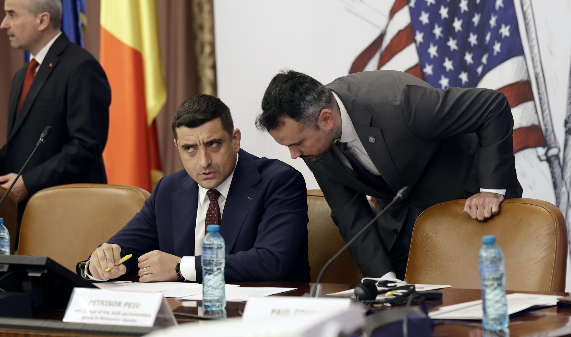 El líder del partido nacionalista AUR, George Simion (I), asiste a la Conferencia Empresarial Rumano-Estadounidense 2025 celebrada en el Palacio del Parlamento en Bucarest, Rumanía, el 06 de mayo de 2025. El líder ultranacionalista del partido AUR, George Simion, ganó la primera ronda de la repetición de las elecciones rumanas con el 40,96 por ciento de los votos y se prepara para la segunda vuelta, que se celebrará el 18 de mayo, contra el alcalde de Bucarest, Nicusor Dan (sin foto). Tras el resultado de la primera ronda de las elecciones presidenciales, el primer ministro Ciolacu dimitió ayer. (Elecciones, Rumanía, Bucarest) EFE/EPA/ROBERT GHEMENT