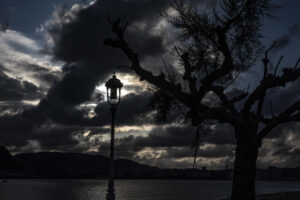 Vista del cielo a primera hora de este jueves en San Sebastián. EFE/Javier Etxezarreta
