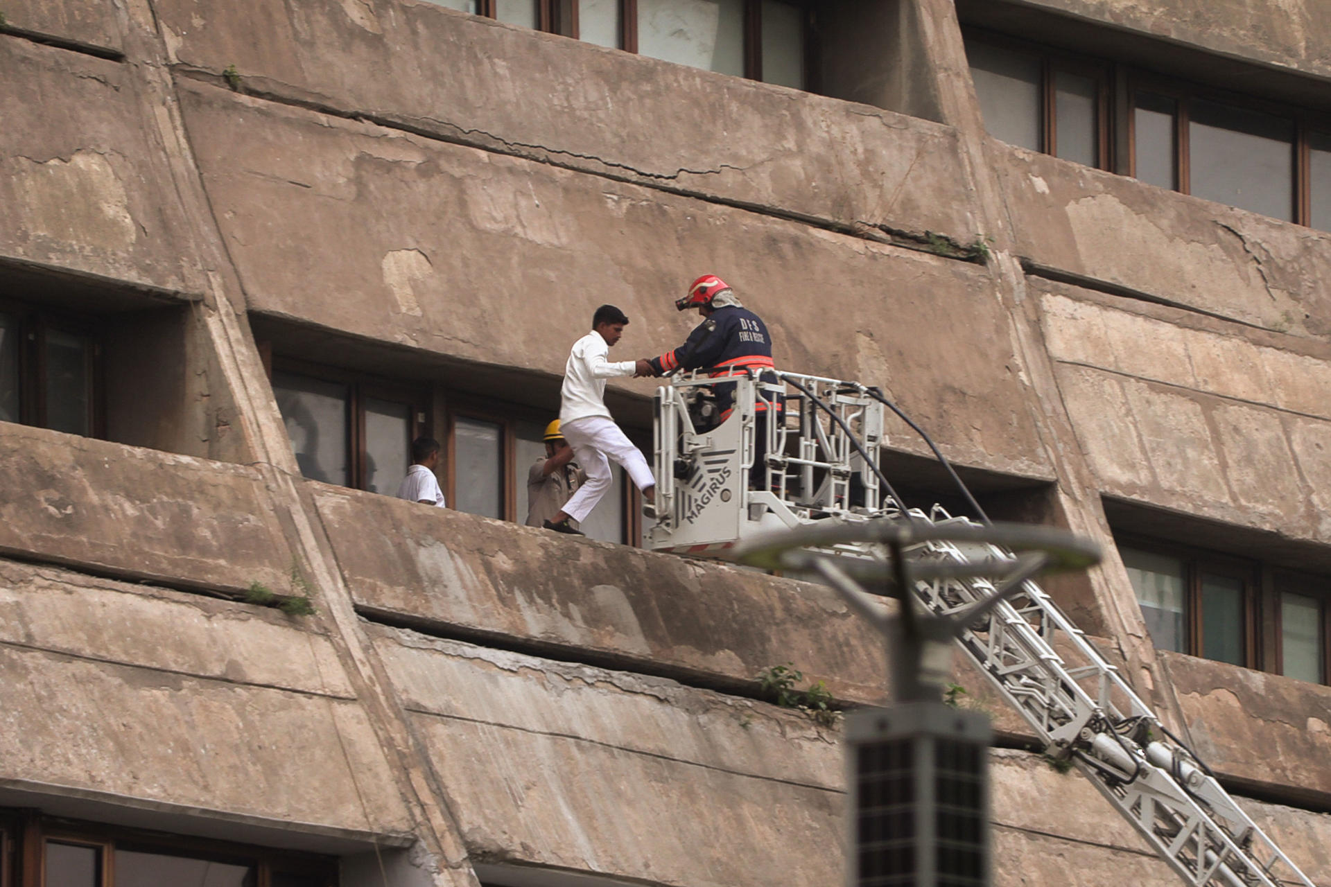 Equipos de emergencia participan en un simulacro de evacuación en el centro de Nueva Delhi, como parte de la Operación Abhyas, el mayor ensayo de defensa civil en la India desde 1971. EFE/Lucía Goñi