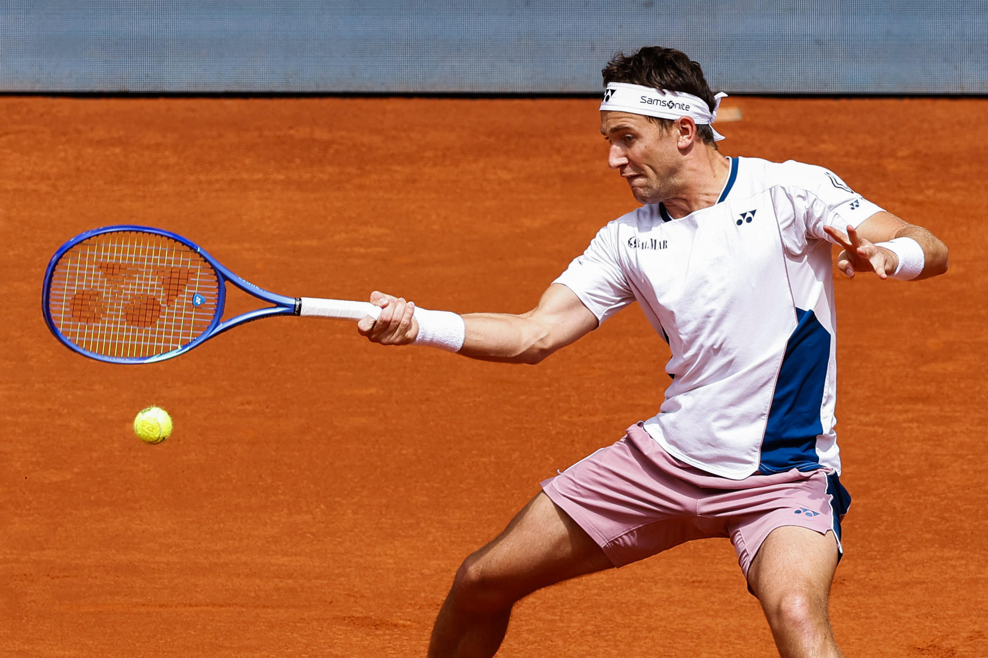 El tenista noruego Casper Ruud golpea la bola contra el ruso Daniil Medvedev, durante su partido de cuartos de final del Mutua Madrid Open de tenis disputado este jueves en la Caja Mágica, en Madrid. EFE/ Chema Moya