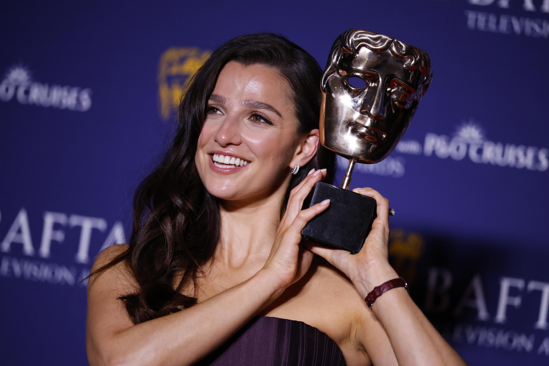 Marisa Abela con su premio a la Mejor Actriz por su actuación en 'Industry' en los Premios BAFTA TV 2025, en el Royal Festival Hall de Londres, Gran Bretaña, el 11 de mayo de 2025.EFE/EPA/Tolga Akmen