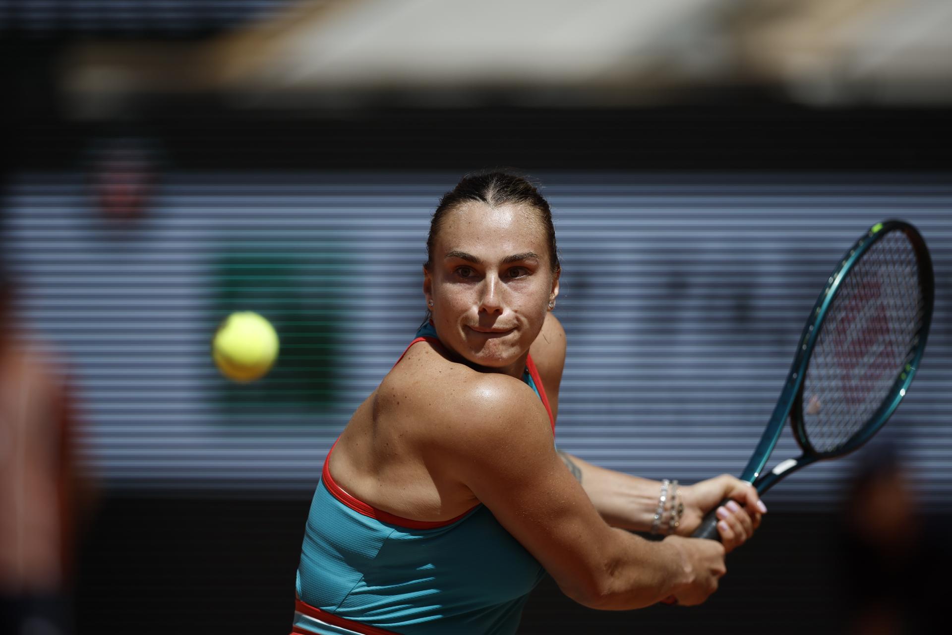 La bielorrusia Aryna Sabalenka, en un momento de su partido contra la serbia Olga Danilovic, de la tercera ronda de Roland Garros. (Tenis, Abierto, Bielorrusia, Francia) EFE/EPA/YOAN VALAT