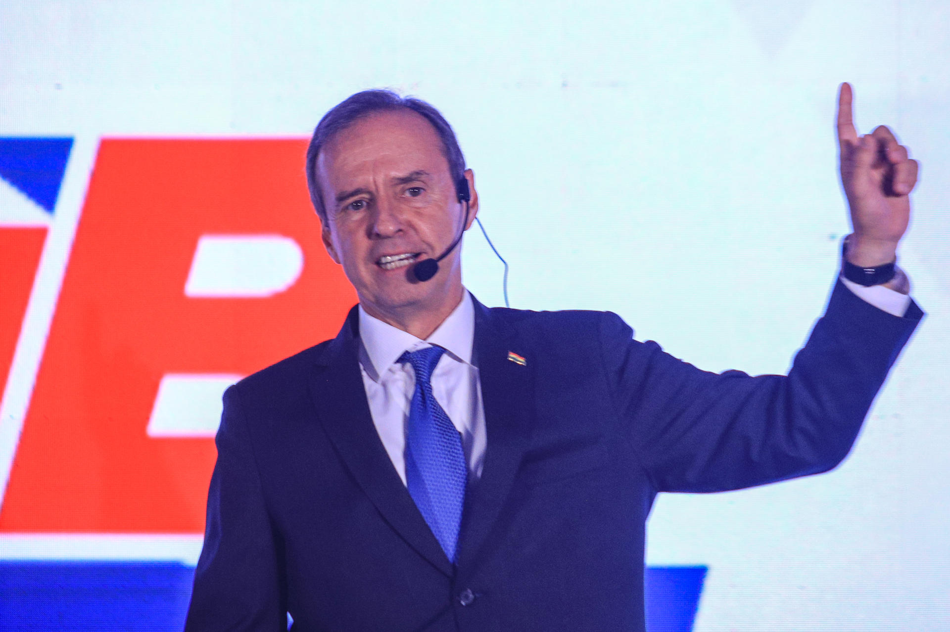 El expresidente boliviano Jorge "Tuto" Quiroga al intervenir este jueves, 15 de mayo, durante la presentación de su fórmula vicepresidencial, el emprendedor tecnológico Juan Pablo Velasco (fuera de cuadro), en La Paz (Bolivia). EFE/Gabriel Márquez