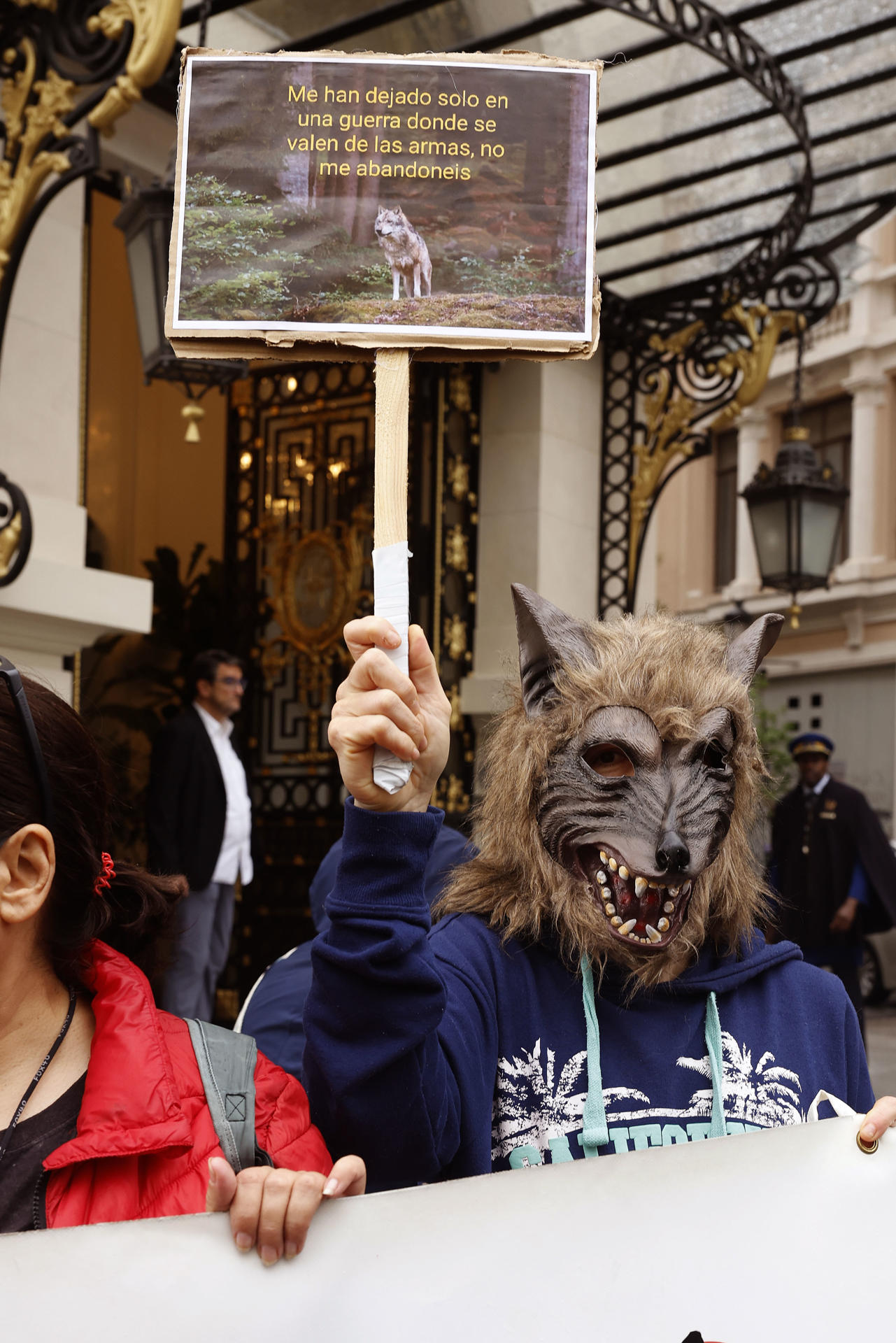 El partido animalista PACMA ha convocado una concentración en defensa del lobo ibérico frente al Congreso de los Diputados, este miércoles. EFE/ J.P. Gandul