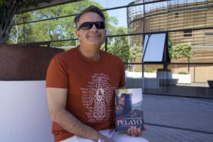Doctor en Historia, medievalista autor de 70 artículos científicos sobre el periodo visigodo, Soto Chica posa con su novela 'Pelayo' (Espasa), con la que vindica la trascendencia de Covadonga. EFE/Carlos Rivera