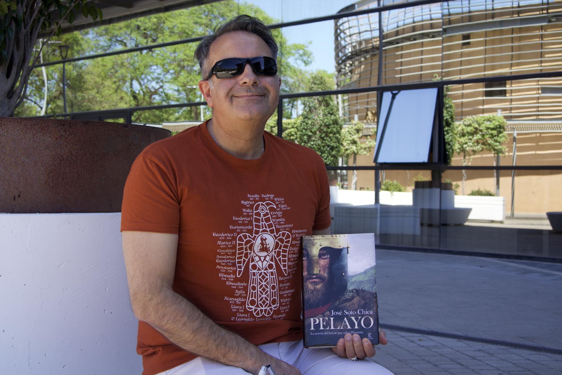 Doctor en Historia, medievalista autor de 70 artículos científicos sobre el periodo visigodo, Soto Chica posa con su novela 'Pelayo' (Espasa), con la que vindica la trascendencia de Covadonga. EFE/Carlos Rivera