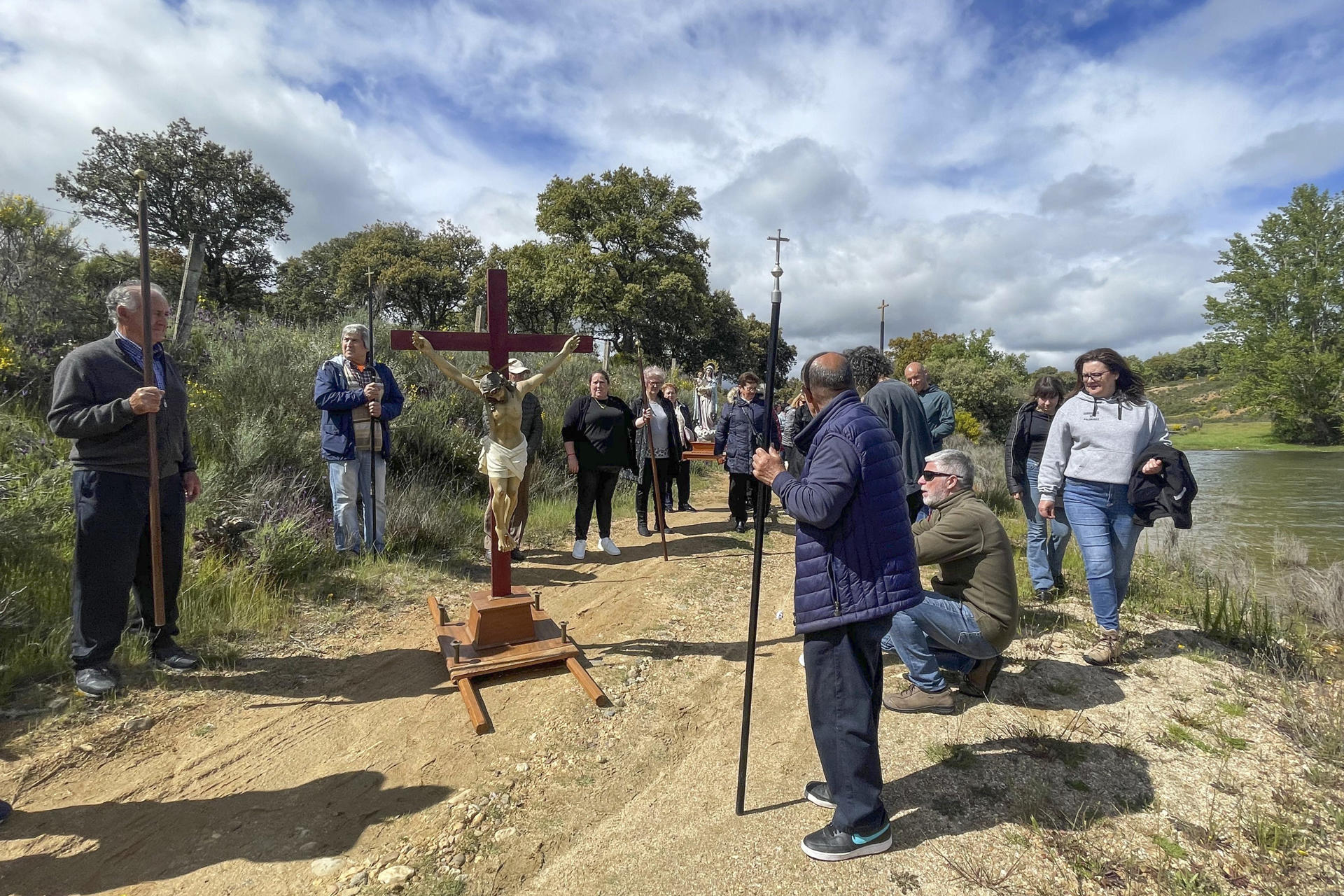 La romería de la Santa Cruz reúne este domingo, a los pies del embalse de Almendra, a los antiguos vecinos y descendientes de la localidad zamorana de Argusino, un pueblo desaparecido hace 58 años por la construcción del que es actualmente el tercer mayor pantano de España en extensión y el primero en altura de caída del agua. EFE/ Mariam A. Montesinos
