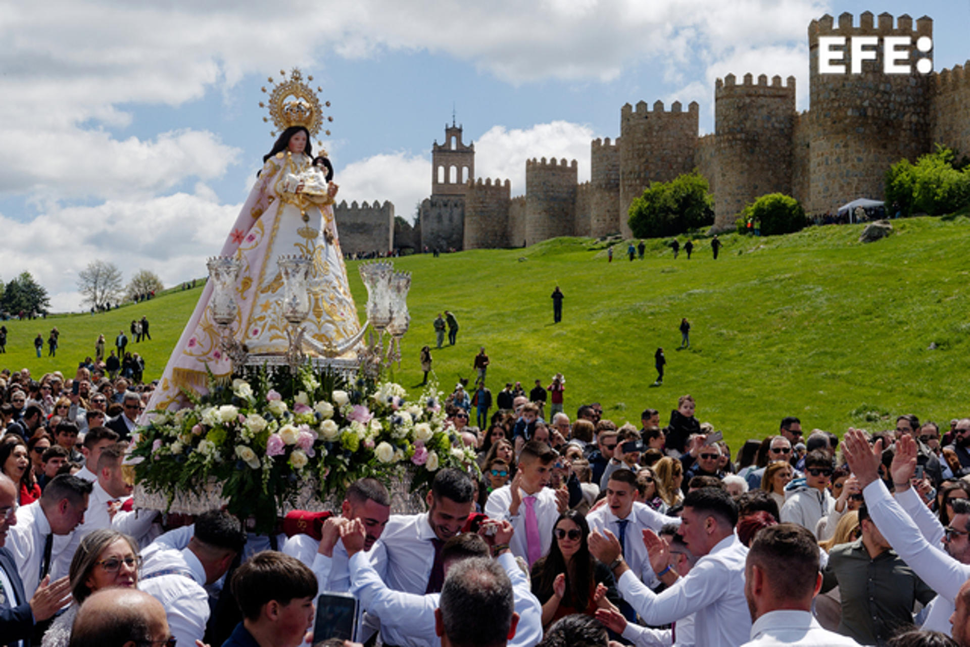 La festividad de Nuestra Señora de Las Vacas estrena la declaración de Interés Turístico Regional con la multitudinaria procesión que tiene su punto álgido a su paso por el lienzo norte de la muralla de Ávila, donde los mozos de este populoso barrio de la capital toman la imagen y la 'bailan' al ritmo de 'El gato montés' hasta el puente Adaja. EFE/Raúl Sanchidrián