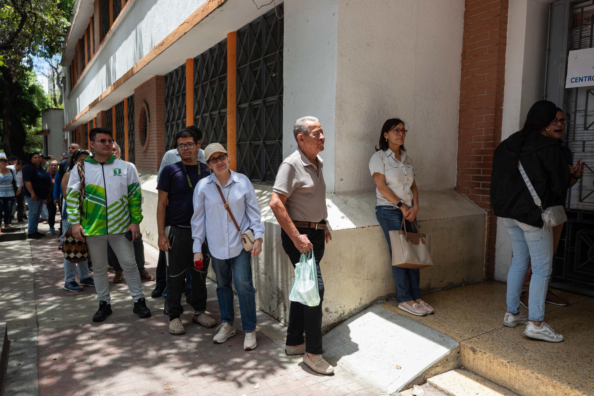 Personas esperan en una fila para votar durante un simulacro electoral este sábado, en Caracas (Venezuela). EFE/ Ronald Peña R.