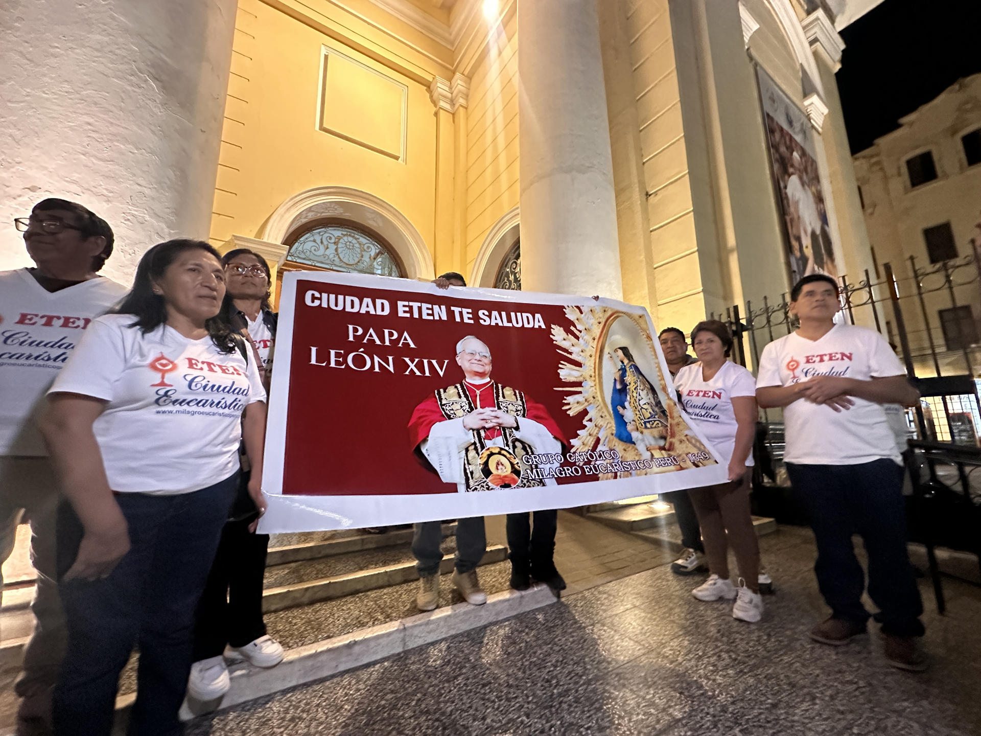 Fieles sostienen una pancarta en honor al papa León XIV este 8 de mayo de 2025 en la catedral de Chiclayo (Perú). EFE/ Mikhail Huacán