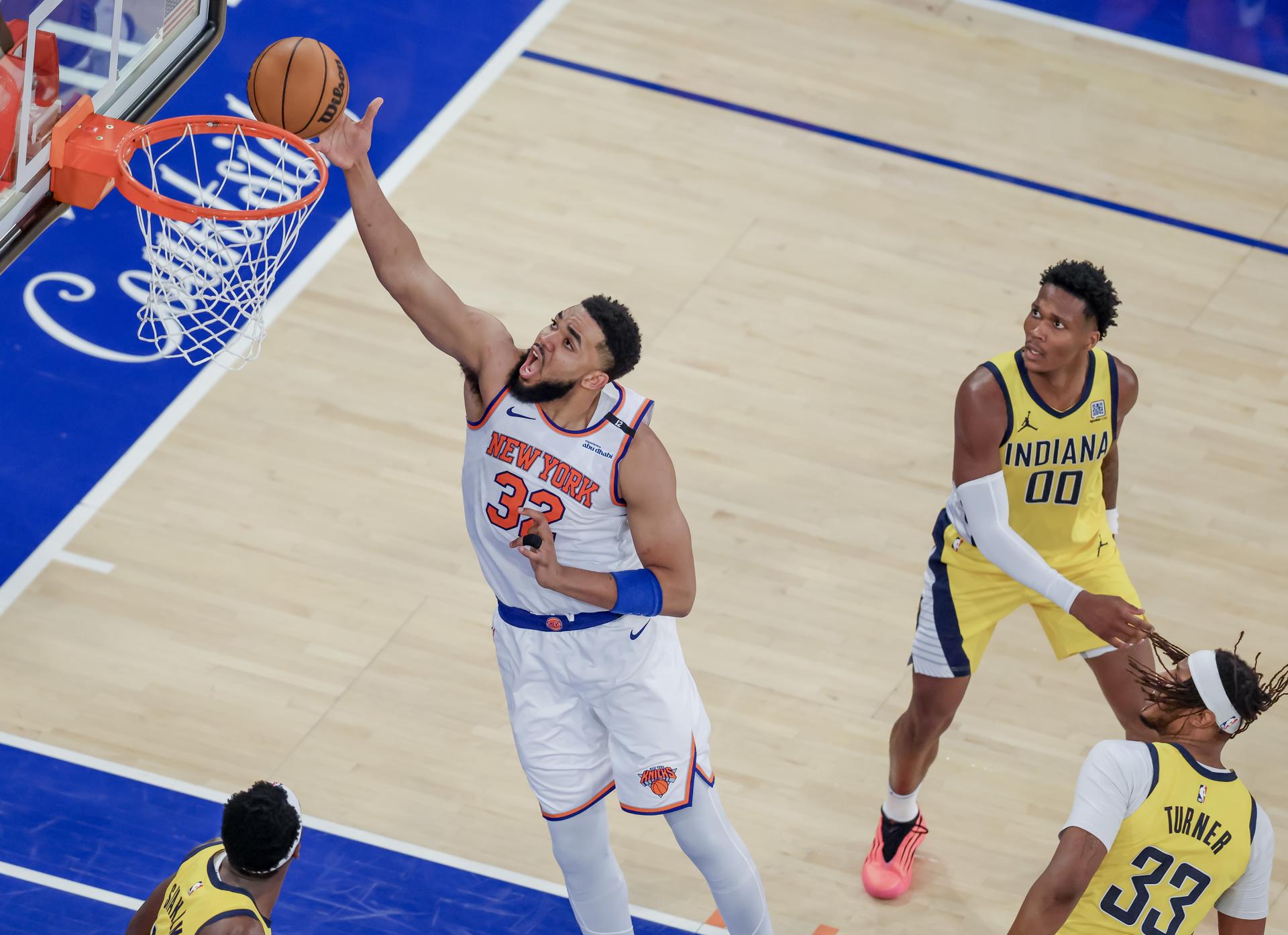Karl-Anthony Towns (i), de los Knicks, en acción en el juego ante los Indiana Pacers. EFE/EPA/JUSTIN LANE