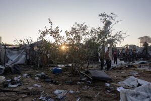 Imagen de archivo de palestinos inspeccionando los daños después de un ataque aéreo israelí dirigido a un campamento de personas desplazadas internas en el área de Al-Mawasi, al oeste de Jan Yunis, en el sur de la Franja de Gaza. EFE/EPA/HAITHAM IMAD
