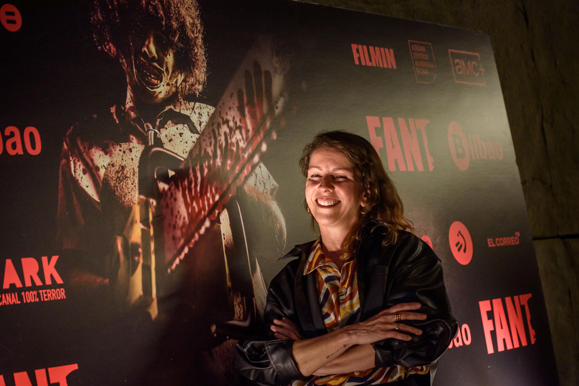 La actriz Eva Llorach posa con el cartel del festival después de ser presentada como FANT de Honor 2025 de la 31 edición de Festival de Cine Fantástico FANT. La actriz murciana ha explicado este viernes que recibió con "extrañeza" la comunicación de que recibía el premio Fant de Honor 2025 del Festival de Cine Fantástico de Bilbao porque nunca ha hecho películas del género "al uso", aunque estima que todos sus personajes tienen un "terror psicológico muy profundo". EFE/ Javier Zorrilla