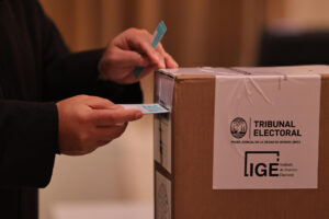 Una persona votando en el interior de un colegio electoral este domingo en Buenos Aires. EFE/Juan Ignacio Roncoroni