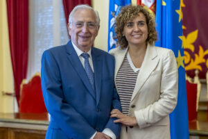 MELILLA (ESPAÑA), 23/05/2025.- La vicepresidenta del PP Europeo, Dolors Montserrat, parte de la delegación de seis eurodiputados del Grupo PP Europeo, posa con el presidente de Melilla, Juan José Imbroda (i), este viernes, en el Palacio de la Asamblea de Melilla. EFE/ Giner