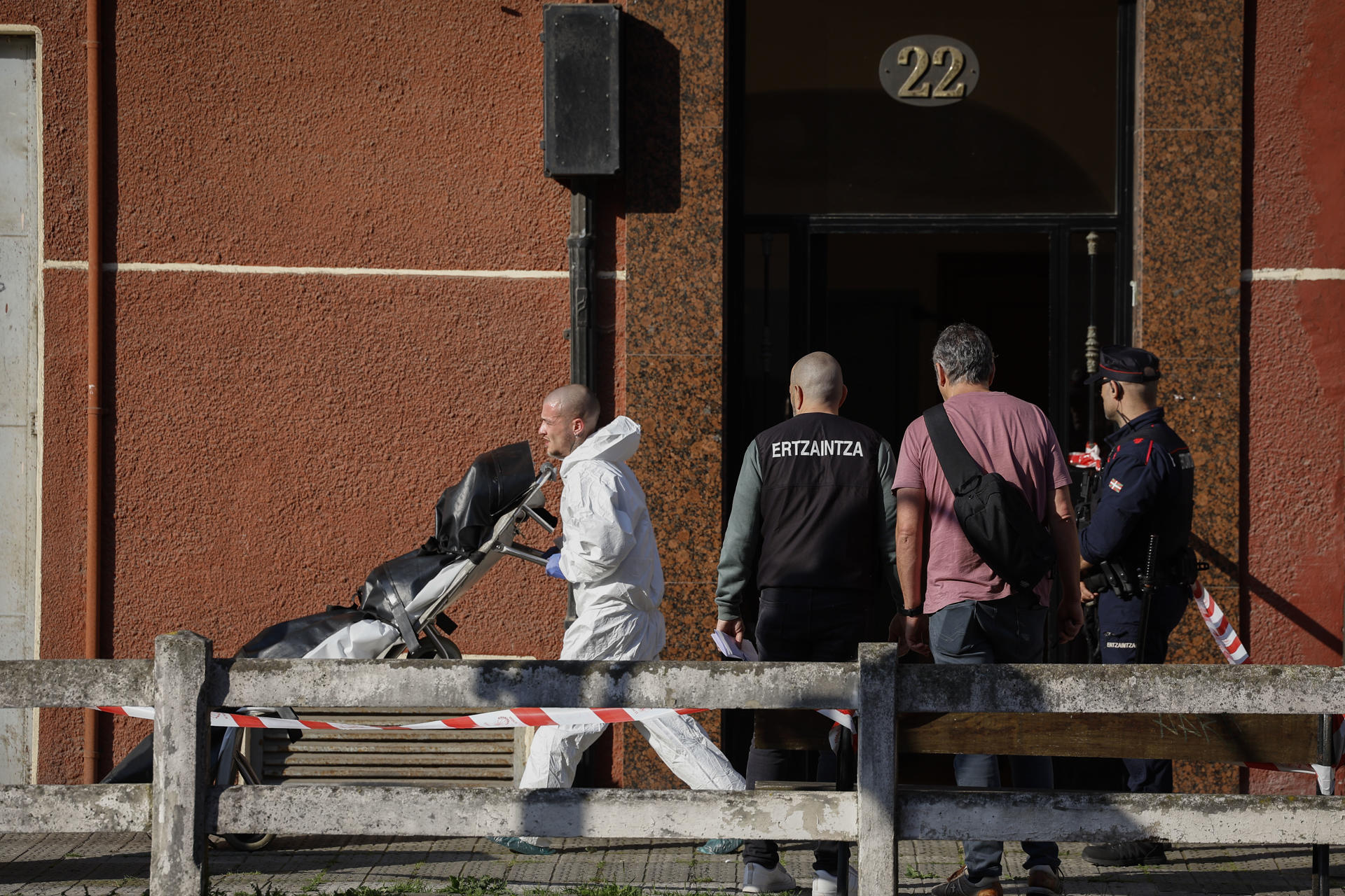 Un hombre y su hija de 13 años han resultado muertos y la madre de la menor herida en un episodio de violencia de género que se ha producido sobre las cinco horas de esta madrugada en su domicilio familiar de Bilbao. Los dos fallecidos presentaban signos de violencia supuestamente por arma blanca, y la madre de la menor y pareja del hombre ha sido trasladada a un centro sanitario para ser atendida de sus heridas. La Ertzaintza se ha hecho cargo de la investigación y se encuentra en el lugar de los hechos practicando diferentes diligencias. EFE/ Miguel Tona