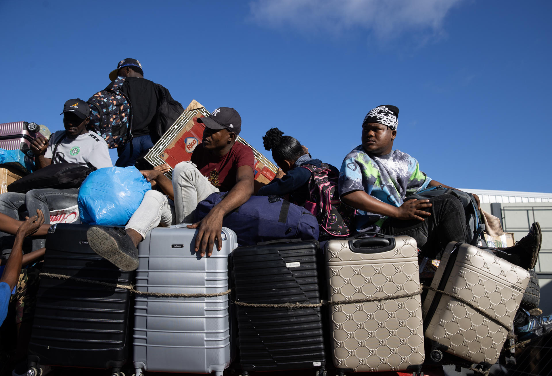 Fotografía de archivo de ciudadanos haitianos que regresan a su país tras comprar en el mercado fronterizo en Elías Piña (República Dominicana). EFE/ Orlando Barría
