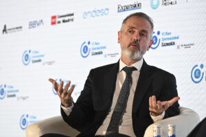 El presidente ejecutivo de Telefónica, Marc Murtra interviene en el foro organizado por el diario Expansión para analizar la compleja situación global derivada de la política arancelaria impulsada por la Casa Blanca y los conflictos bélicos en Ucrania y Gaza, entre otros factores, este miércoles en Madrid. EFE/ Fernando Villar