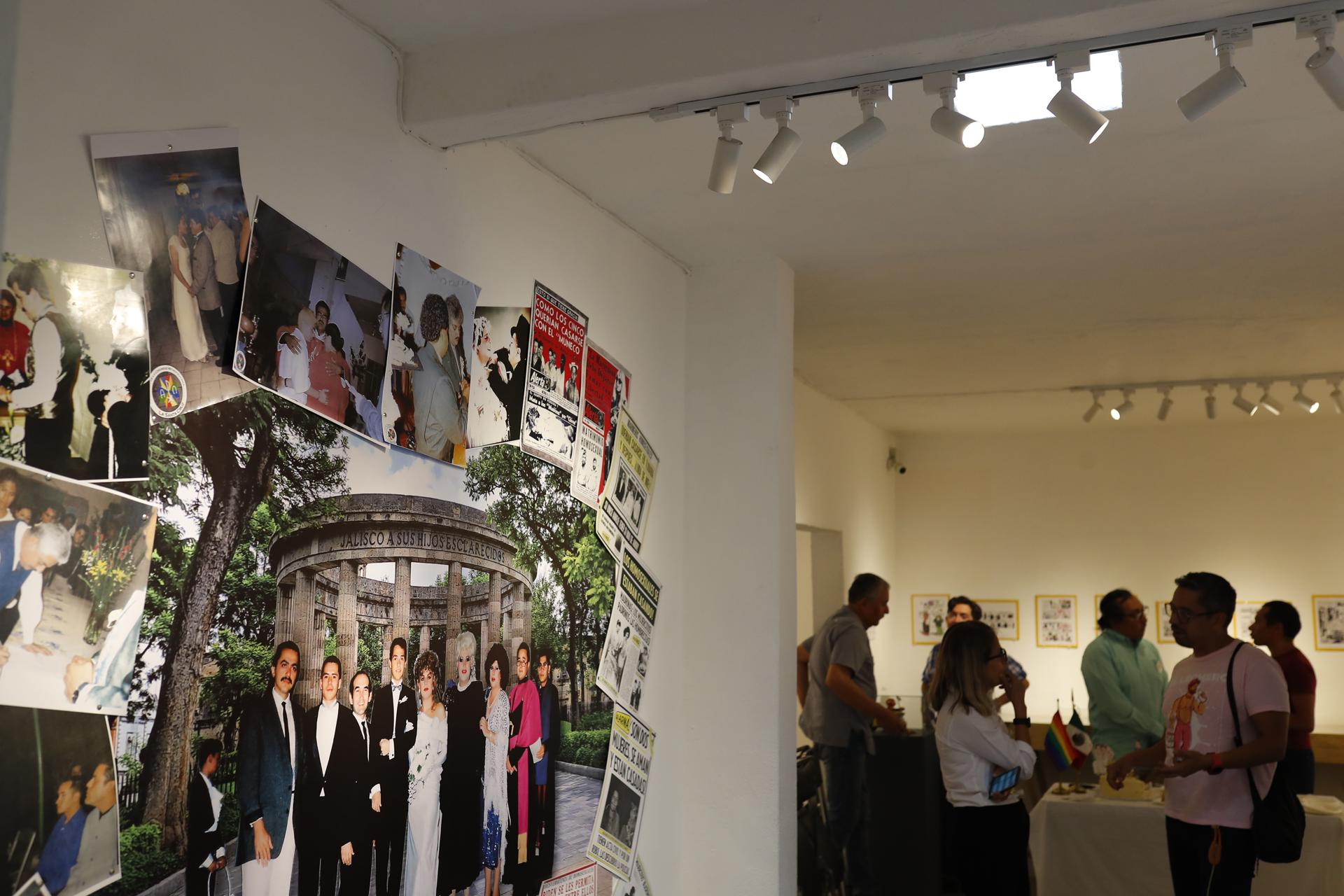 Visitantes observan la exposición del "15 aniversario del matrimonio igualitario en México", este viernes en el Museo Memoria LGBTTIQ, en Guadalajara, Jalisco (México). EFE/ Francisco Guasco
