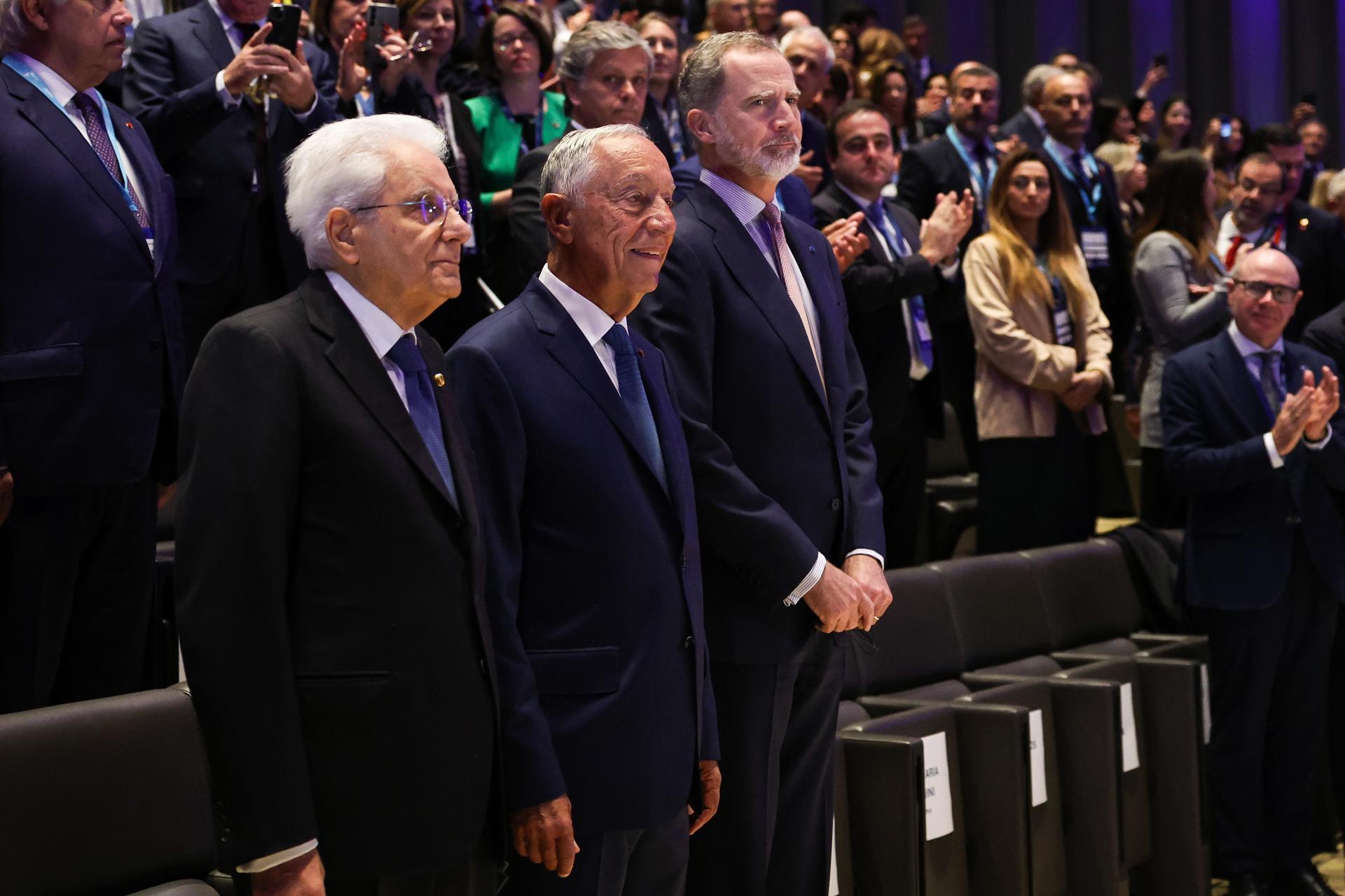 El presidente de Portugal, Marcelo Rebelo de Sousa (2º L), está acompañado por el rey Felipe VI de España (3º L) y por el presidente de Italia, Sergio Mattarella (I), a su llegada a la ceremonia final de la 18ª Cumbre COTEC Europa en el Convento Sao Francisco en Coimbra, Portugal, el 14 de mayo de 2025. (Italia, España) EFE/EPA/PAULO NOVAIS