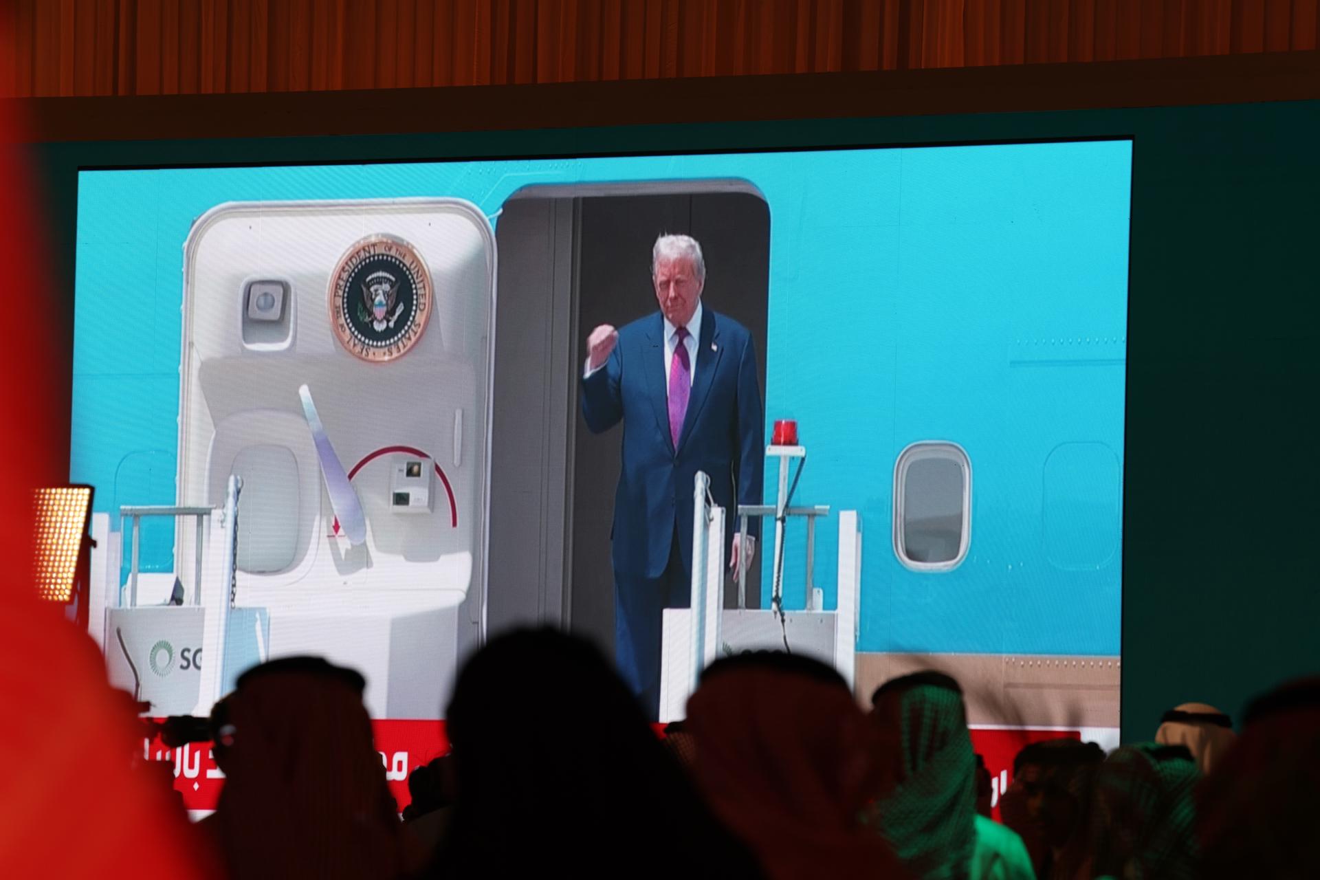 Una gran pantalla en el foro de inversiones estadounidense-saudí muestra la llegada del presidente de EE. UU., Donald Trump, a Riad. EFE/EPA/ALI HAIDER