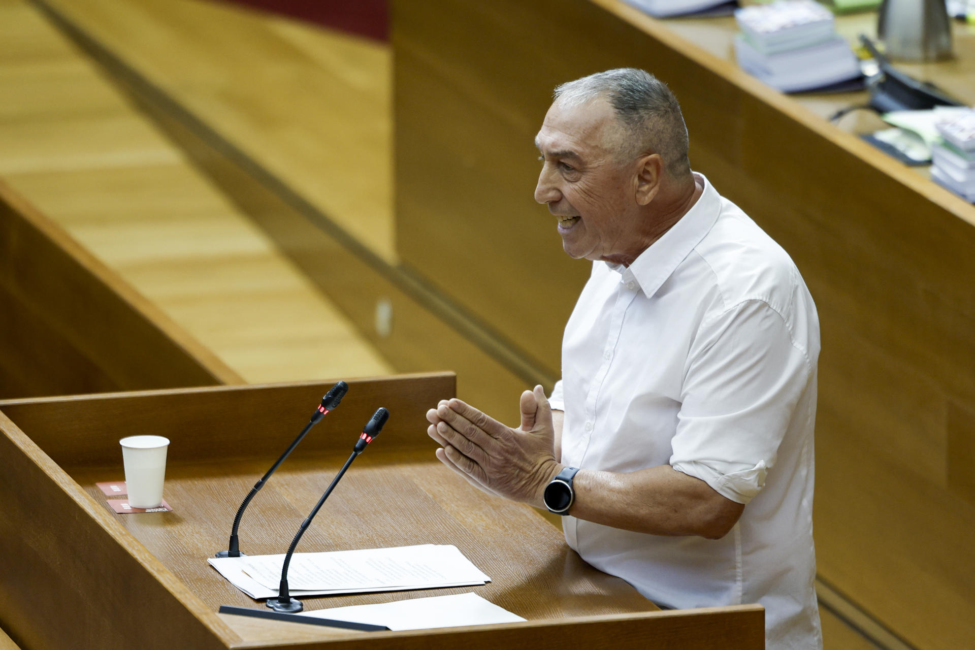El portavoz parlamentario de Compromís, Joan Baldoví, durante su intervención en la sesión de control parlamentario al president de la Generalitat, Carlos Mazón, este jueves en Les Corts Valencianes. EFE/Biel Aliño