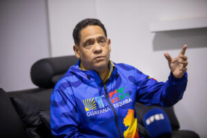El candidato chavista a la gobernación del recién creado estado venezolano de la Guayana Esequiba, Neil Villamizar, habla con la prensa después de votar este 25 de mayo de 2025, en Dalla Costa (Venezuela). EFE/ Rayner Peña R