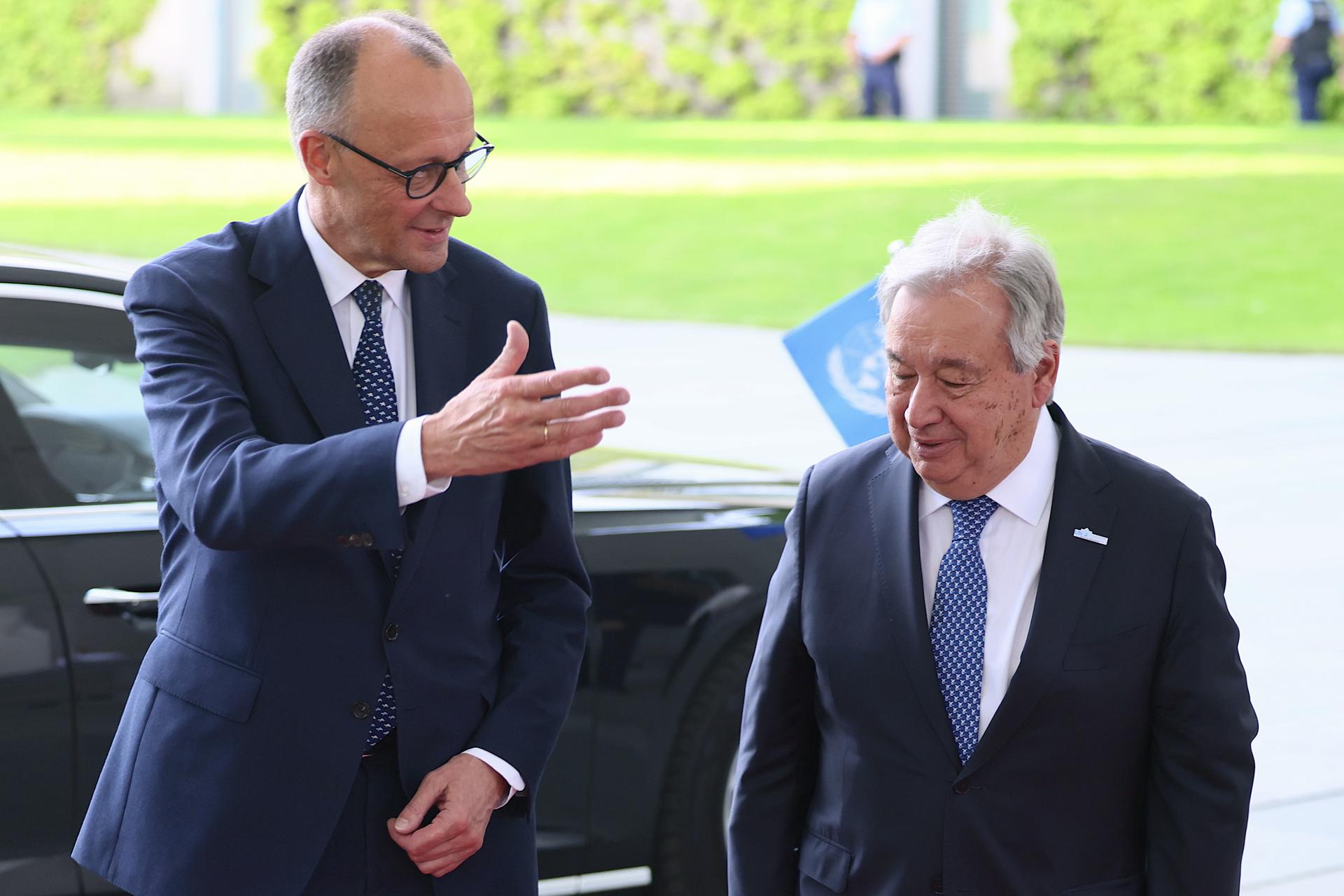El canciller alemán Friedrich Merz (I) da la bienvenida al secretario general de las Naciones Unidas, Antonio Guterres, en la Cancillería en Berlín, Alemania, 14 de mayo de 2024. El secretario general viene a Berlín para la Reunión Ministerial de Mantenimiento de la Paz de las Naciones Unidas, que Alemania organiza por primera vez este año. (Alemania) EFE/EPA/HANNIBAL HANSCHKE