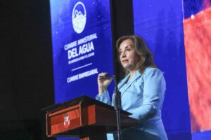Perú impulsará una hoja de ruta con acciones y políticas públicas para mejorar la gestión de los recursos hídricos en la región, anunció este martes la presidenta Dina Boluarte, en la Cumbre Ministerial del Agua de América Latina y el Caribe, donde participan delegaciones de 32 países. EFE/Presidencia de Perú/