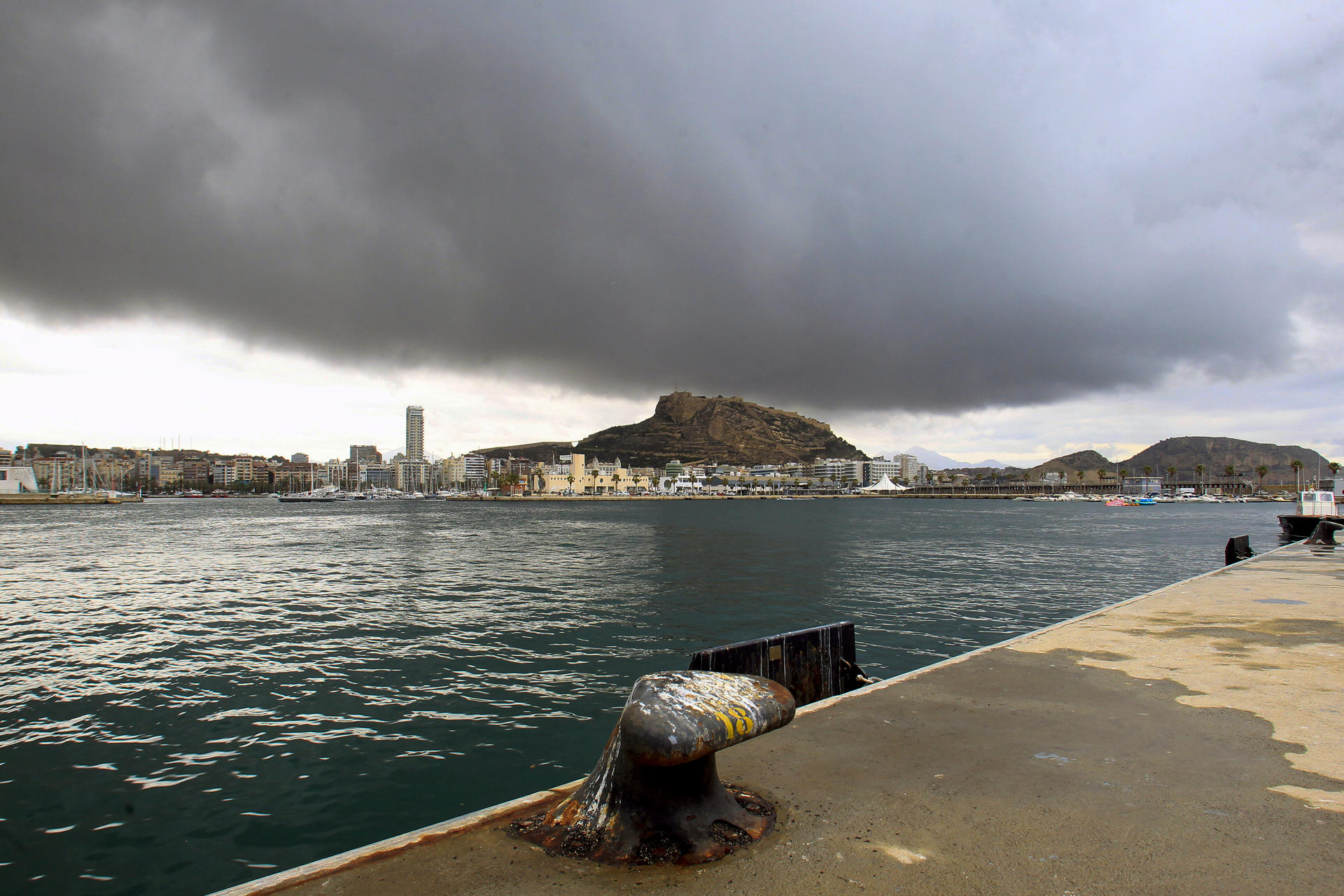 Vista general de la ciudad de Alicante durante este viernes. EFE/Morell