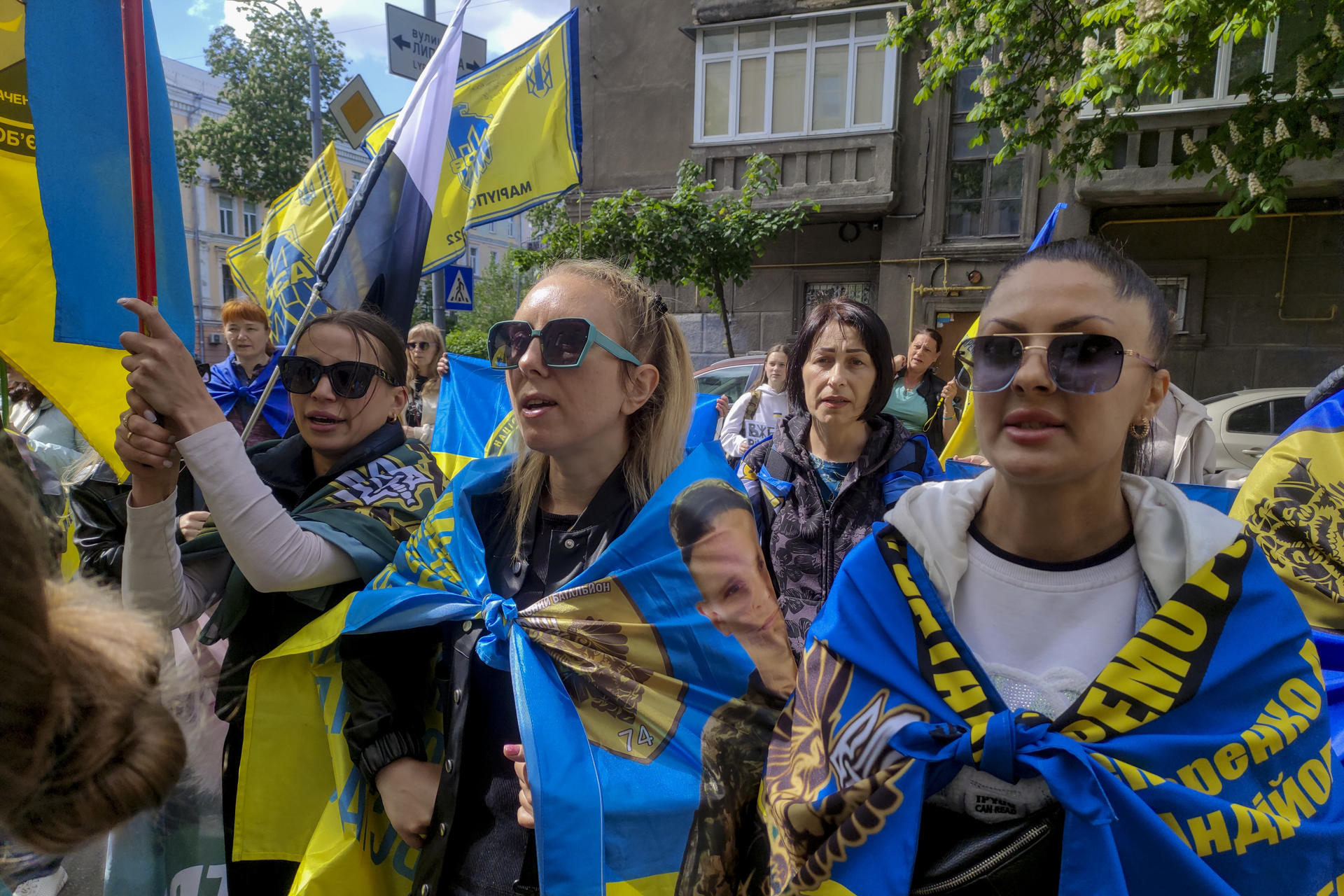 Manifestación en Kiev para pedir la liberación de prisioneros de la Brigada Azov en poder de Rusia, este 20 de mayo. EFE/ Marcel Gascón