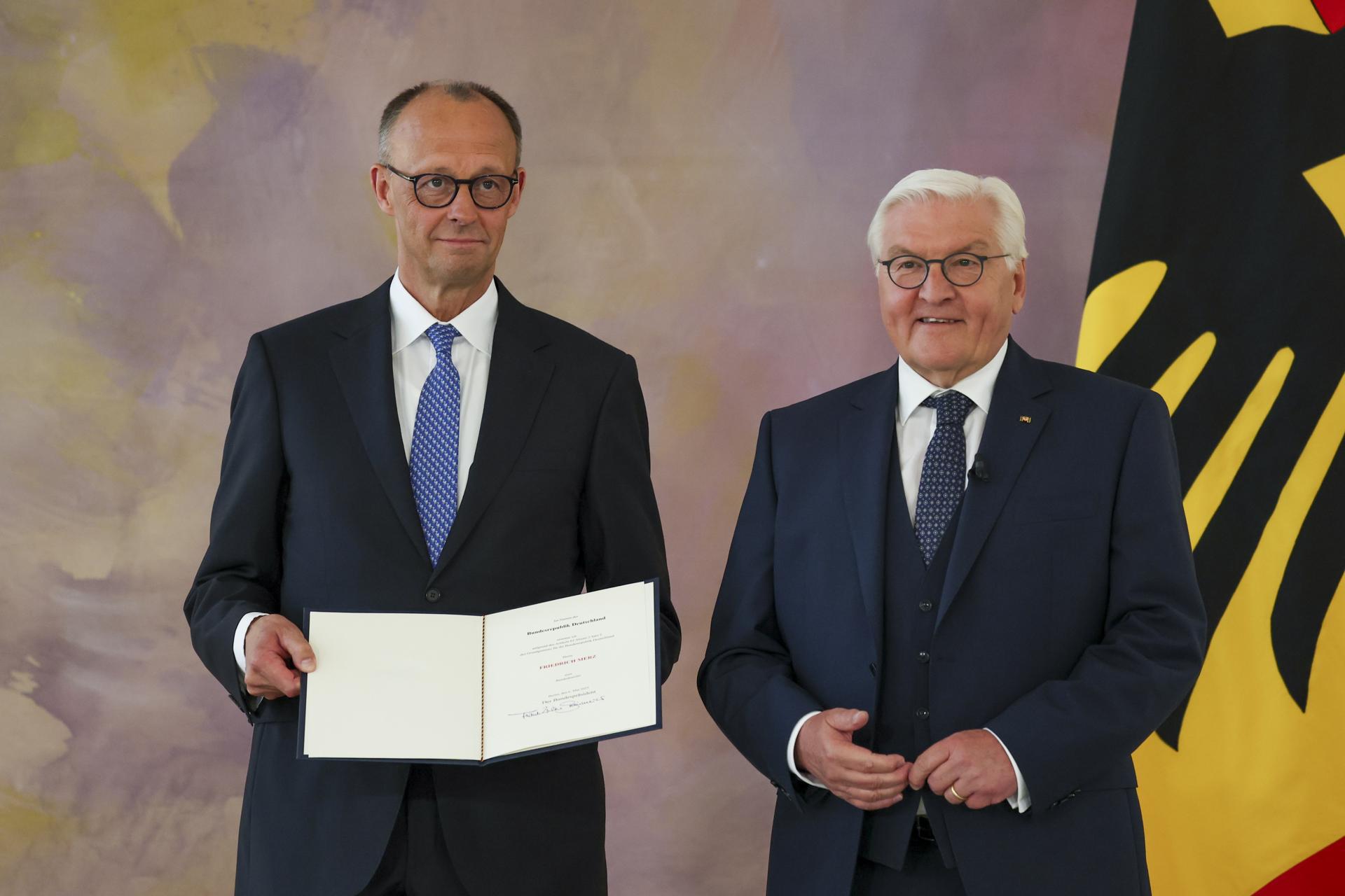 El recién nombrado canciller alemán Friedrich Merz (I) recibe su certificado de nombramiento del presidente alemán Frank-Walter Steinmeier (D) durante el nombramiento del canciller federal en el Palacio de Bellevue en Berlín, Alemania, 06 de mayo de 2025. (Alemania) EFE/EPA/FILIP SINGER
```