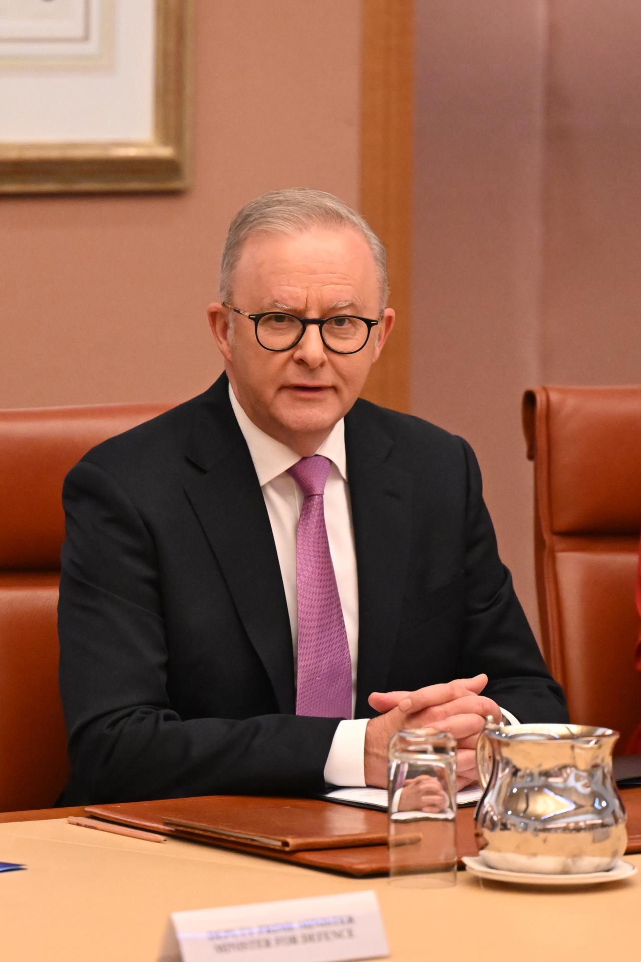 CANBERRA (Australia), 13/05/2025.- Australian Prime Minister Anthony Albanese (L) speaks to members of his ministry during a cabinet meeting following a swearing-in ceremony at Government House in Canberra, Australia, 13 May 2025. EFE/EPA/LUKAS COCH AUSTRALIA AND NEW ZEALAND OUT