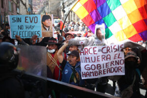 Foto de archivo que muestra a nna simpatizante del expresidente de Bolivia Evo Morales (2006-2019) protestando en La Paz (Bolivia). EFE/ Luis Gandarillas