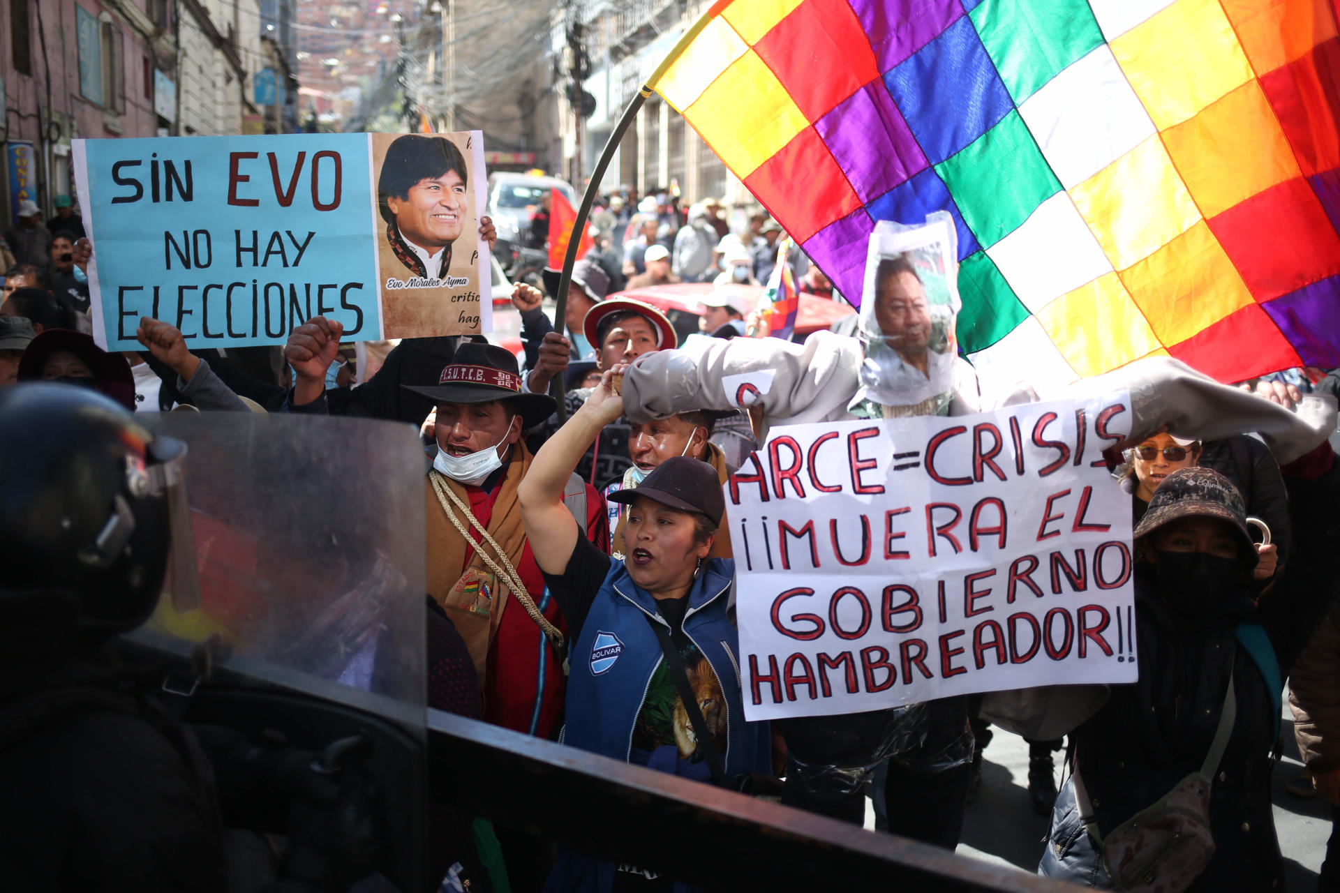 Foto de archivo que muestra a nna simpatizante del expresidente de Bolivia Evo Morales (2006-2019) protestando en La Paz (Bolivia). EFE/ Luis Gandarillas