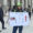 Una mujer se manifiesta para pedir la libertad de Luigi Mangione este viernes, frente al tribunal federal de Manhattan en Nueva York (Estados Unidos). EFE/ Sarah Yáñez-richards